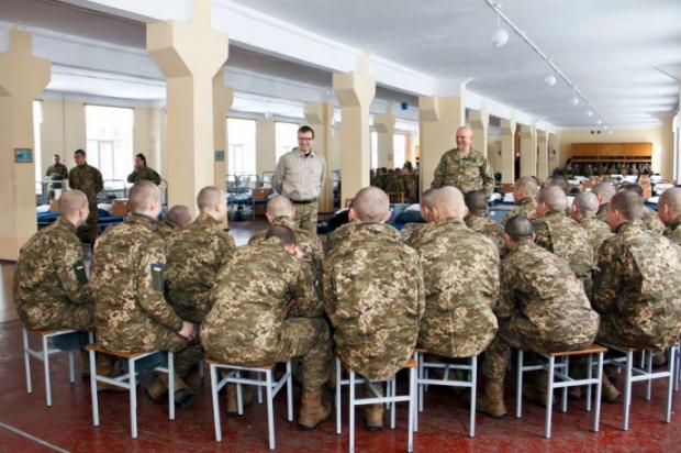 Психолог Андрій Полтавцев (у центрі): Якщо військових готувати до психологічно травмонебезпечних ситуацій, рівень травматизації можна знизити у рази
