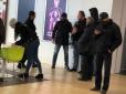 Спіймали на гарячому: У Києві затримали шахрая, який 
