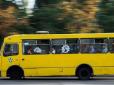 Лобове скло випало відразу: Невідомий розстріляв маршрутку у Києві (відео)