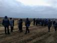 Земельні війни на Черкащині: На поле до бельгійського фермера приїхали автоматники