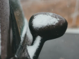 Поради для водіїв взимку: Лайфхаки, які допоможуть впоратися з примерзшими двірниками та льодом